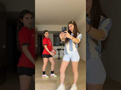 Bailando con el balón ⚽️💃 #ArayFer #Futbol #truco #vueltalmundo #dominadas
