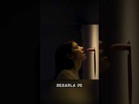 Esta mujer encuentra una pared hueca sospechosa en su casa #shorts