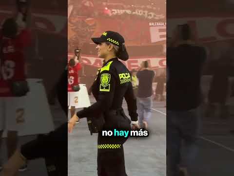 Esta Policía Ha Causado Controversias en Internet 👮‍♀️ ♂️