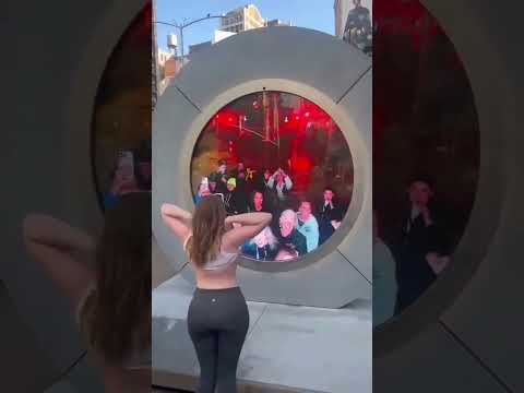 Una modelo de Only Fans muestra sus pechos al "Portal" frente a la ciudad de Nueva York